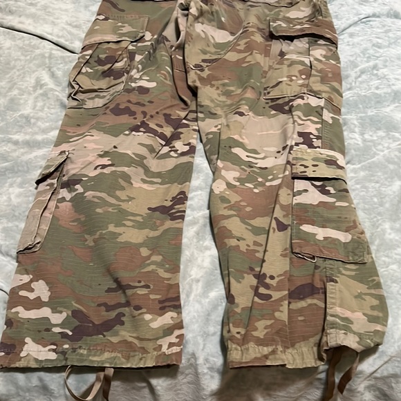 Female OCP Army Uniform set size small - Picture 9 of 10